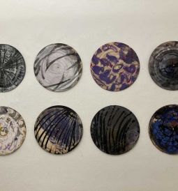 Weer_Holzschallplatten-Verheizbar_1989_Karton-Acryl_Durchm.30cm_1k5.JPG
